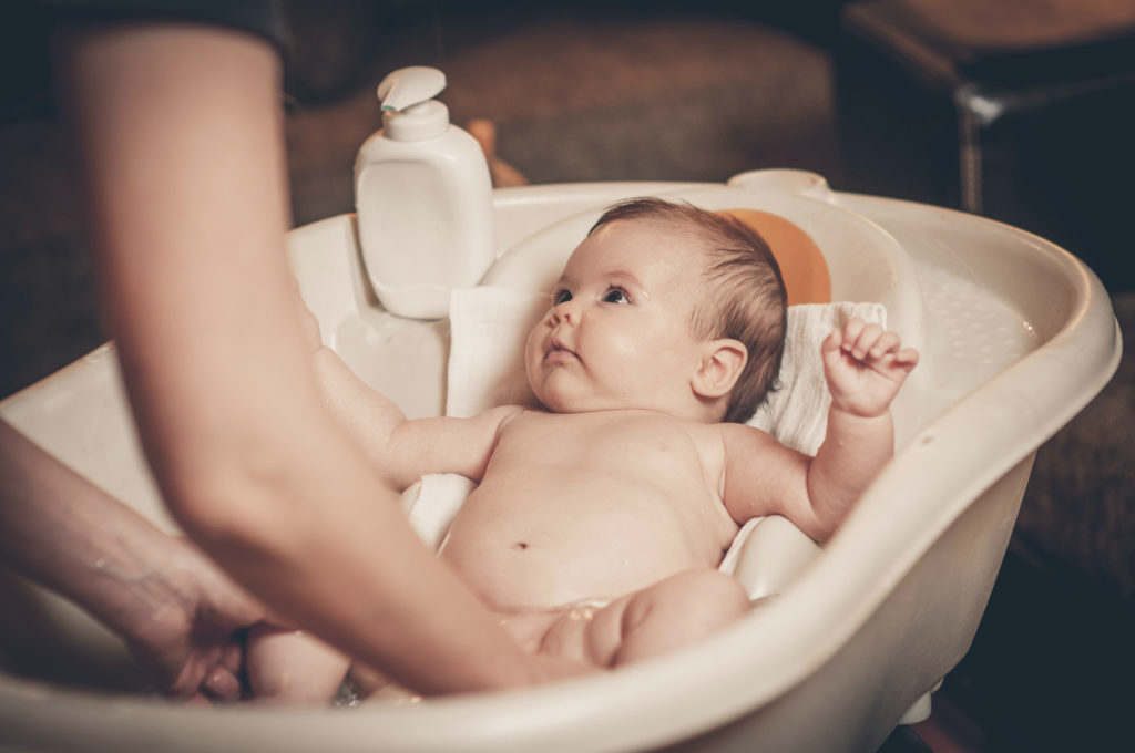 Купання новонародженого: як правильно купати немовля
